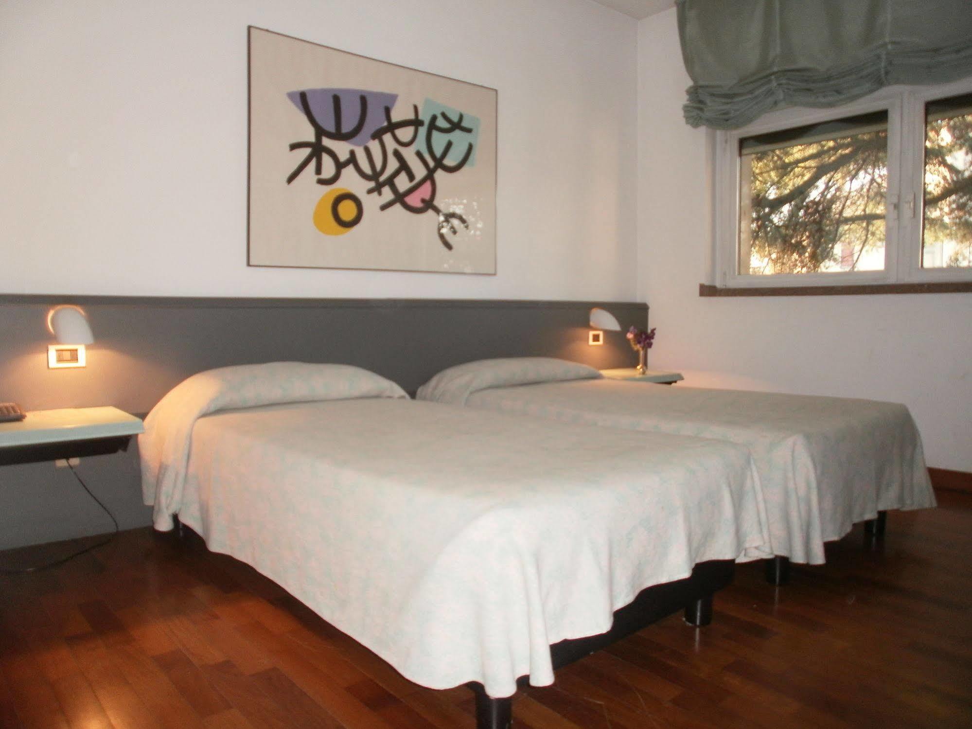 Albergo Villa & Roma Pallazzolo sullʼOglio Екстериор снимка