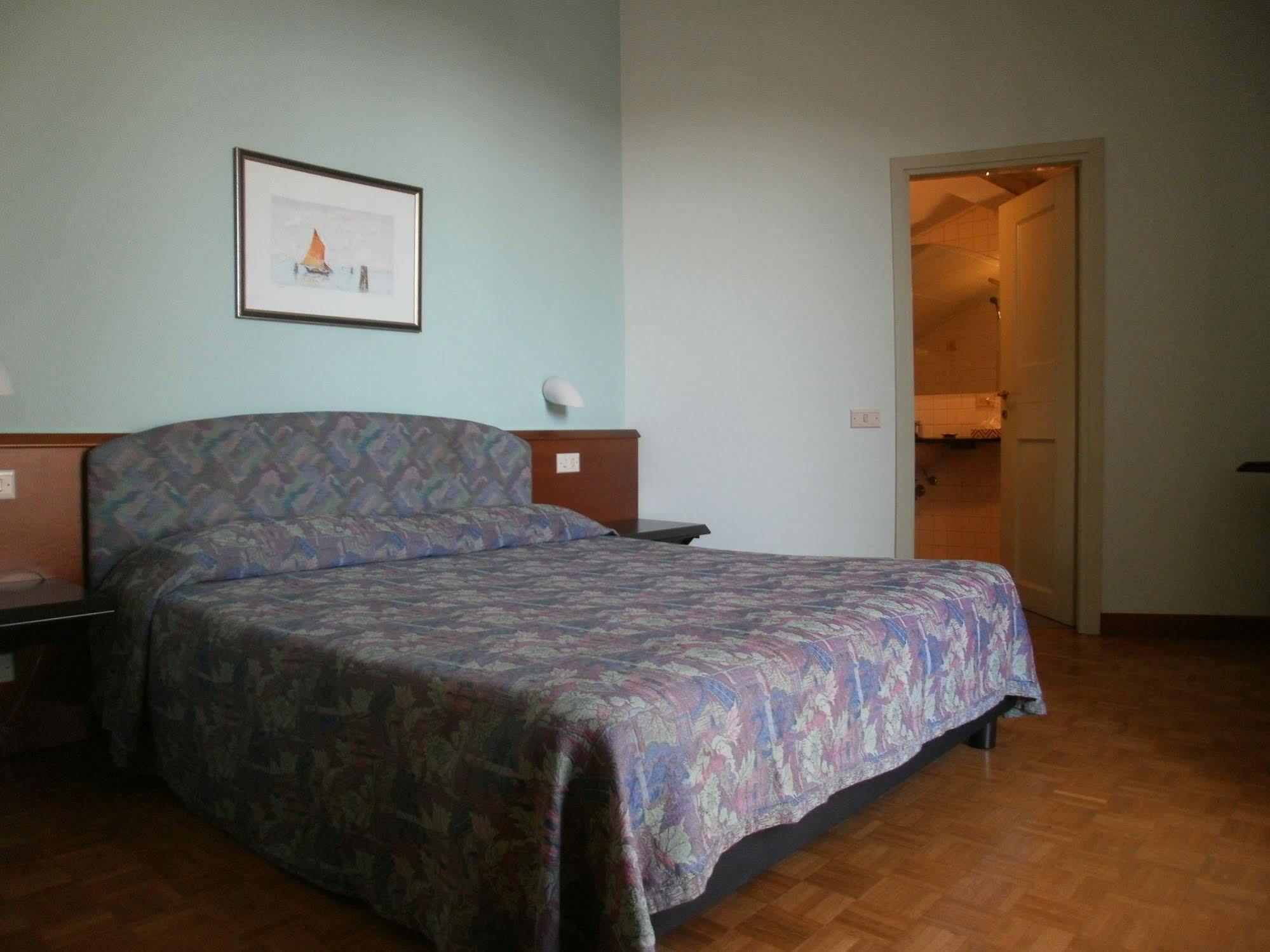 Albergo Villa & Roma Pallazzolo sullʼOglio Екстериор снимка