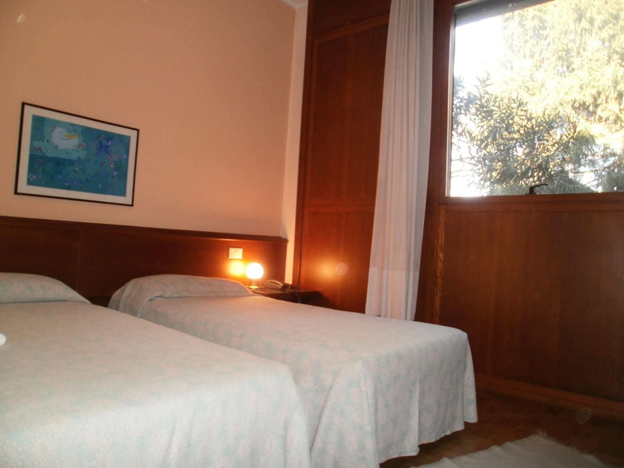 Albergo Villa & Roma Pallazzolo sullʼOglio Екстериор снимка