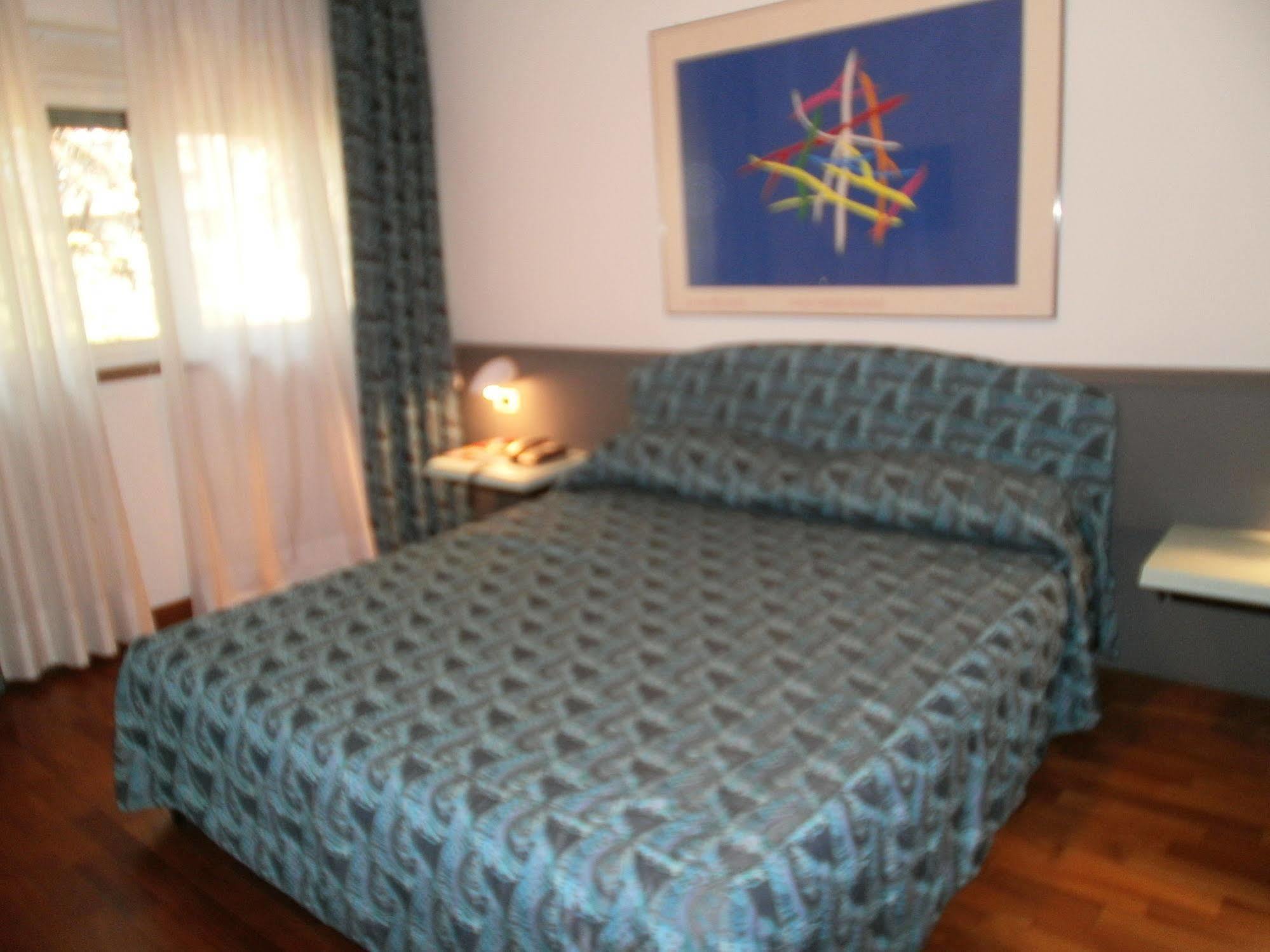 Albergo Villa & Roma Pallazzolo sullʼOglio Екстериор снимка